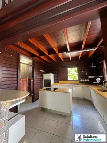 Villa à vendre à Macouria – 3 chambres, bureau, mezzanine, jacuzzi, sauna, grande parcelle de 1 681 m²