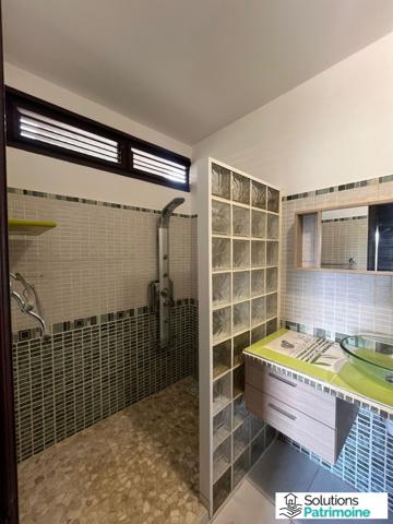 Villa à vendre à Macouria – 3 chambres, bureau, mezzanine, jacuzzi, sauna, grande parcelle de 1 681 m²