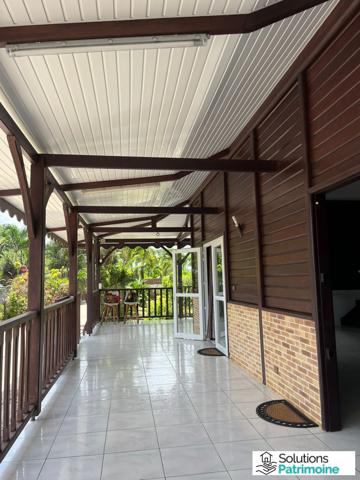 Villa à vendre à Macouria – 3 chambres, bureau, mezzanine, jacuzzi, sauna, grande parcelle de 1 681 m²