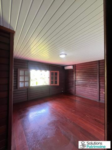Villa à vendre à Macouria – 3 chambres, bureau, mezzanine, jacuzzi, sauna, grande parcelle de 1 681 m²