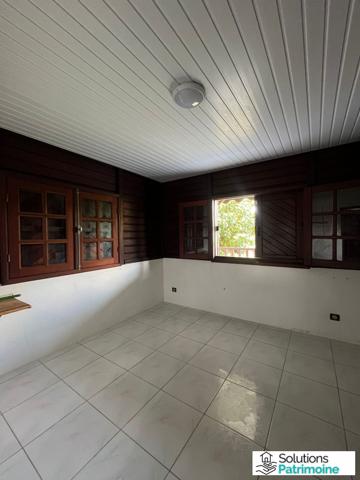 Villa à vendre à Macouria – 3 chambres, bureau, mezzanine, jacuzzi, sauna, grande parcelle de 1 681 m²