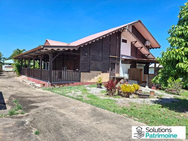 Villa à vendre à Macouria – 3 chambres, bureau, mezzanine, jacuzzi, sauna, grande parcelle de 1 681 m²