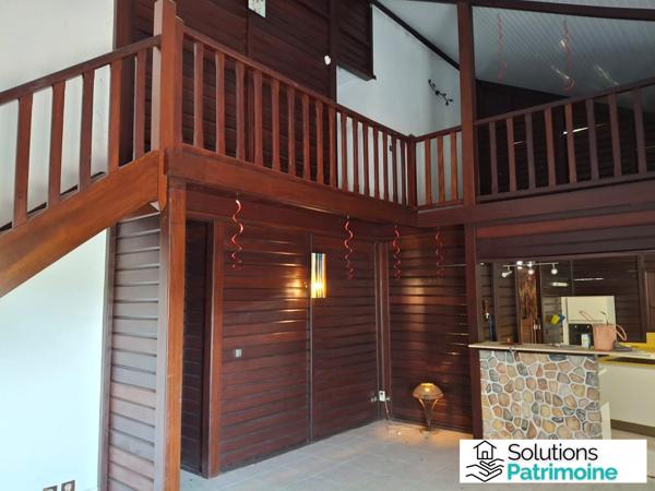 Villa à vendre à Macouria – 3 chambres, bureau, mezzanine, jacuzzi, sauna, grande parcelle de 1 681 m²