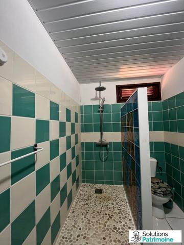 Villa à vendre à Macouria – 3 chambres, bureau, mezzanine, jacuzzi, sauna, grande parcelle de 1 681 m²