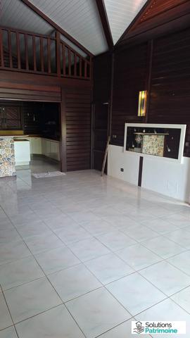Villa à vendre à Macouria – 3 chambres, bureau, mezzanine, jacuzzi, sauna, grande parcelle de 1 681 m²