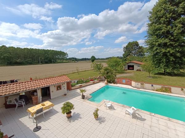 MAISON DE CHARME AVEC PISCINE DANS UN QUARTIER PRIVILÉGIÉ