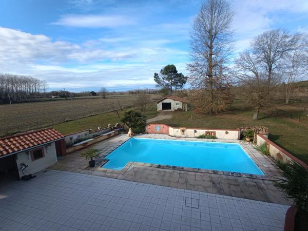 MAISON DE CHARME AVEC PISCINE DANS UN QUARTIER PRIVILÉGIÉ