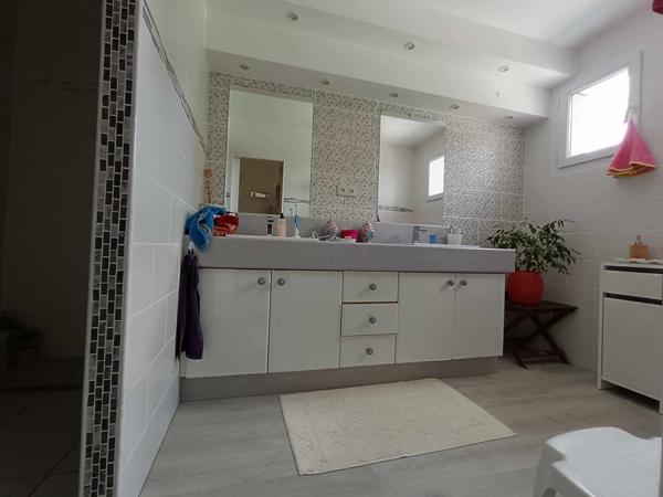 MAISON DE CHARME AVEC PISCINE DANS UN QUARTIER PRIVILÉGIÉ