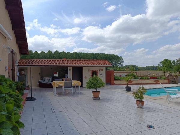 MAISON DE CHARME AVEC PISCINE DANS UN QUARTIER PRIVILÉGIÉ