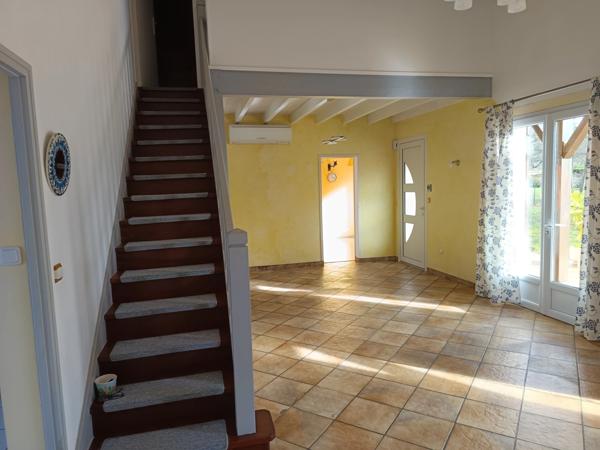 MAISON DE CHARME AVEC PISCINE DANS UN QUARTIER PRIVILÉGIÉ