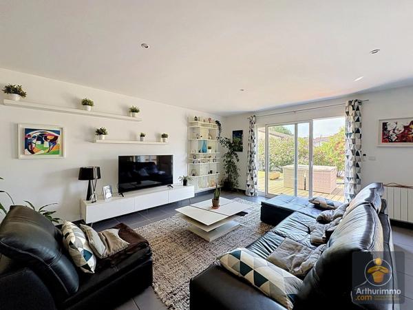 Vente                                                      Maison
                        
                     4 pièces                      147 m2                     à Mimizan
