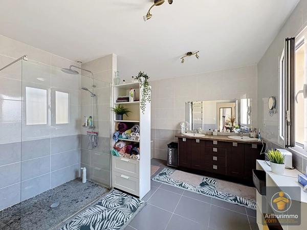 Vente                                                      Maison
                        
                     4 pièces                      147 m2                     à Mimizan