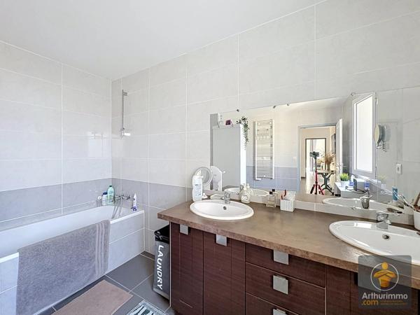Vente                                                      Maison
                        
                     4 pièces                      147 m2                     à Mimizan
