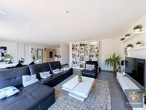 Vente                                                      Maison
                        
                     4 pièces                      147 m2                     à Mimizan