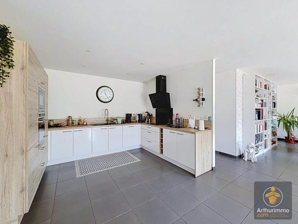 Vente                                                      Maison
                        
                     4 pièces                      147 m2                     à Mimizan