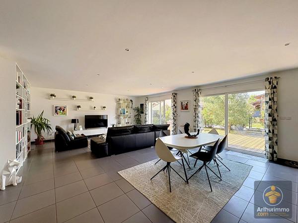 Vente                                                      Maison
                        
                     4 pièces                      147 m2                     à Mimizan