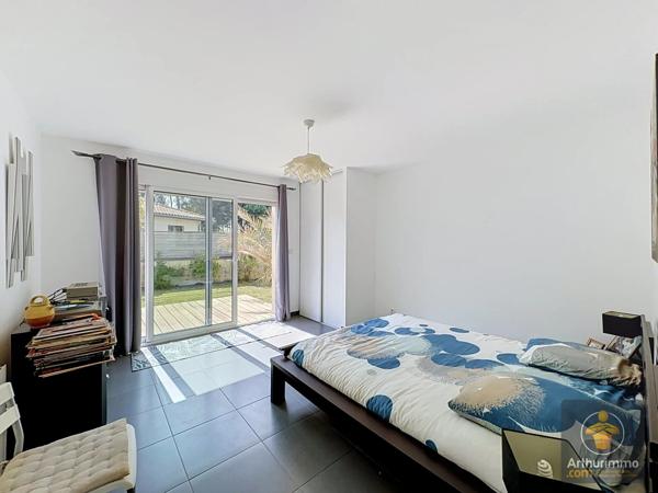 Vente                                                      Maison
                        
                     4 pièces                      147 m2                     à Mimizan