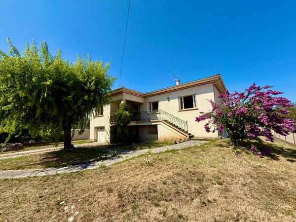 Maison des années 70 à Villeneuve-sur-Lot Rive droite Située dans un quartier prisé à deux pas du centre-ville, cette maison des années 60 offre de beaux volumes avec environ 100 m² par niveau. À l'étage : entrée, séjour lumineux, cuisine indépendante, , Villeneuve sur lot