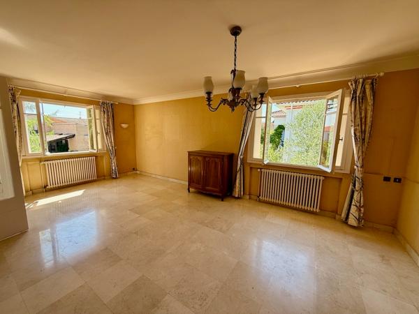 Maison des années 70 à Villeneuve-sur-Lot Rive droite Située dans un quartier prisé à deux pas du centre-ville, cette maison des années 60 offre de beaux volumes avec environ 100 m² par niveau. À l'étage : entrée, séjour lumineux, cuisine indépendante, , Villeneuve sur lot