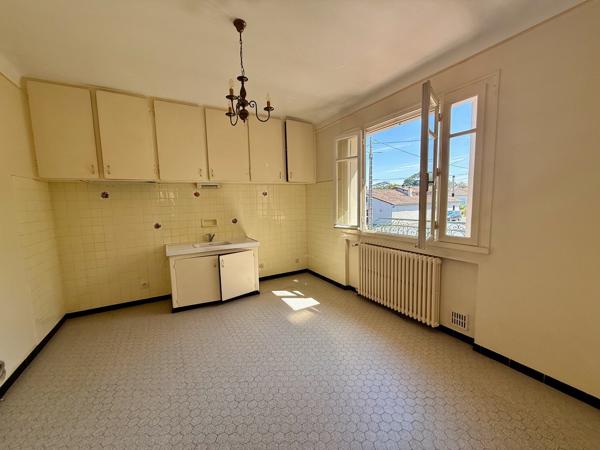 Maison des années 70 à Villeneuve-sur-Lot Rive droite Située dans un quartier prisé à deux pas du centre-ville, cette maison des années 60 offre de beaux volumes avec environ 100 m² par niveau. À l'étage : entrée, séjour lumineux, cuisine indépendante, , Villeneuve sur lot