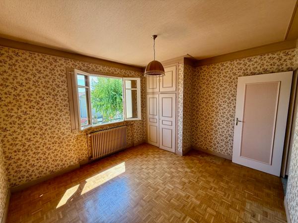 Maison des années 70 à Villeneuve-sur-Lot Rive droite Située dans un quartier prisé à deux pas du centre-ville, cette maison des années 60 offre de beaux volumes avec environ 100 m² par niveau. À l'étage : entrée, séjour lumineux, cuisine indépendante, , Villeneuve sur lot