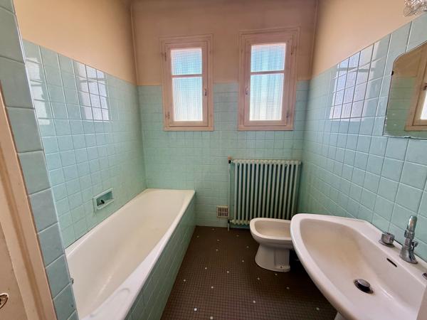 Maison des années 70 à Villeneuve-sur-Lot Rive droite Située dans un quartier prisé à deux pas du centre-ville, cette maison des années 60 offre de beaux volumes avec environ 100 m² par niveau. À l'étage : entrée, séjour lumineux, cuisine indépendante, , Villeneuve sur lot