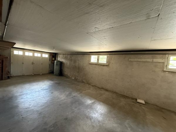 Maison des années 70 à Villeneuve-sur-Lot Rive droite Située dans un quartier prisé à deux pas du centre-ville, cette maison des années 60 offre de beaux volumes avec environ 100 m² par niveau. À l'étage : entrée, séjour lumineux, cuisine indépendante, , Villeneuve sur lot