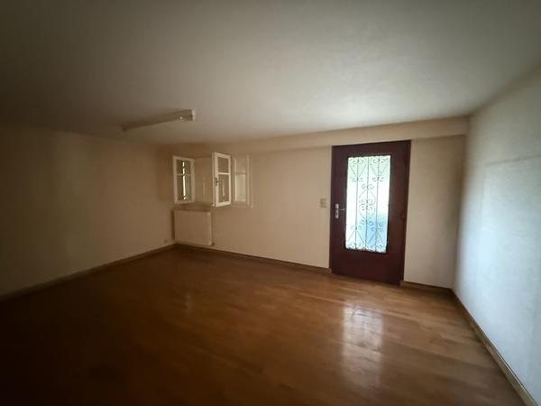 Maison des années 70 à Villeneuve-sur-Lot Rive droite Située dans un quartier prisé à deux pas du centre-ville, cette maison des années 60 offre de beaux volumes avec environ 100 m² par niveau. À l'étage : entrée, séjour lumineux, cuisine indépendante, , Villeneuve sur lot