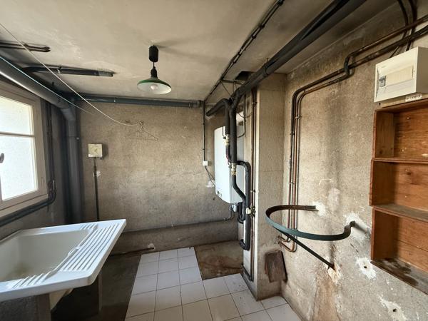 Maison des années 70 à Villeneuve-sur-Lot Rive droite Située dans un quartier prisé à deux pas du centre-ville, cette maison des années 60 offre de beaux volumes avec environ 100 m² par niveau. À l'étage : entrée, séjour lumineux, cuisine indépendante, , Villeneuve sur lot