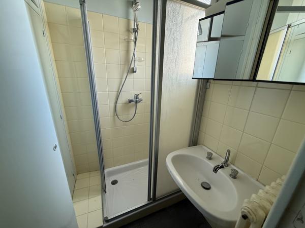 Maison des années 70 à Villeneuve-sur-Lot Rive droite Située dans un quartier prisé à deux pas du centre-ville, cette maison des années 60 offre de beaux volumes avec environ 100 m² par niveau. À l'étage : entrée, séjour lumineux, cuisine indépendante, , Villeneuve sur lot