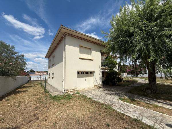 Maison des années 70 à Villeneuve-sur-Lot Rive droite Située dans un quartier prisé à deux pas du centre-ville, cette maison des années 60 offre de beaux volumes avec environ 100 m² par niveau. À l'étage : entrée, séjour lumineux, cuisine indépendante, , Villeneuve sur lot