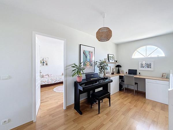 Maison Mareuil Les Meaux vivable de plain pied - 4 chambres - 1 chambre et 1 salle d'eau au RDC - sous-sol total - jardin de 862 m2 - pièce à vivre ouverte de 70 m2