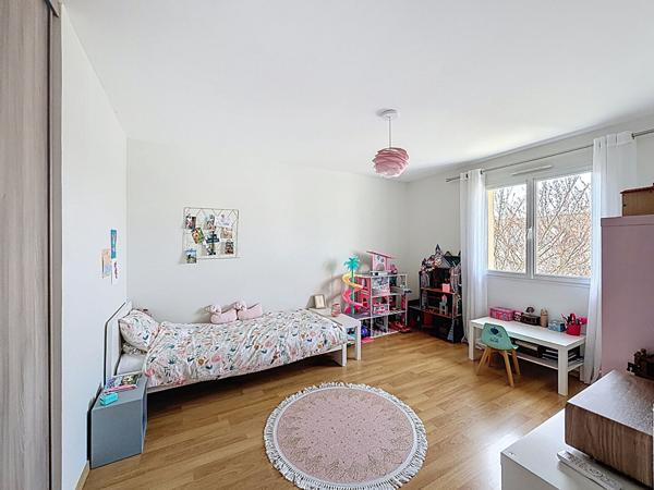 Maison Mareuil Les Meaux vivable de plain pied - 4 chambres - 1 chambre et 1 salle d'eau au RDC - sous-sol total - jardin de 862 m2 - pièce à vivre ouverte de 70 m2