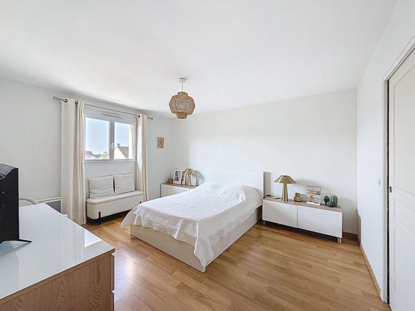 Maison Mareuil Les Meaux vivable de plain pied - 4 chambres - 1 chambre et 1 salle d'eau au RDC - sous-sol total - jardin de 862 m2 - pièce à vivre ouverte de 70 m2