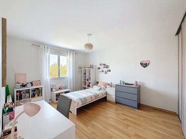 Maison Mareuil Les Meaux vivable de plain pied - 4 chambres - 1 chambre et 1 salle d'eau au RDC - sous-sol total - jardin de 862 m2 - pièce à vivre ouverte de 70 m2