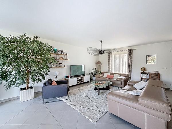 Maison Mareuil Les Meaux vivable de plain pied - 4 chambres - 1 chambre et 1 salle d'eau au RDC - sous-sol total - jardin de 862 m2 - pièce à vivre ouverte de 70 m2