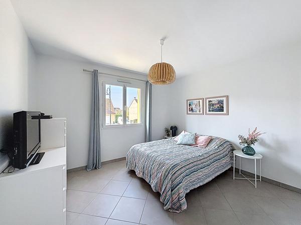 Maison Mareuil Les Meaux vivable de plain pied - 4 chambres - 1 chambre et 1 salle d'eau au RDC - sous-sol total - jardin de 862 m2 - pièce à vivre ouverte de 70 m2