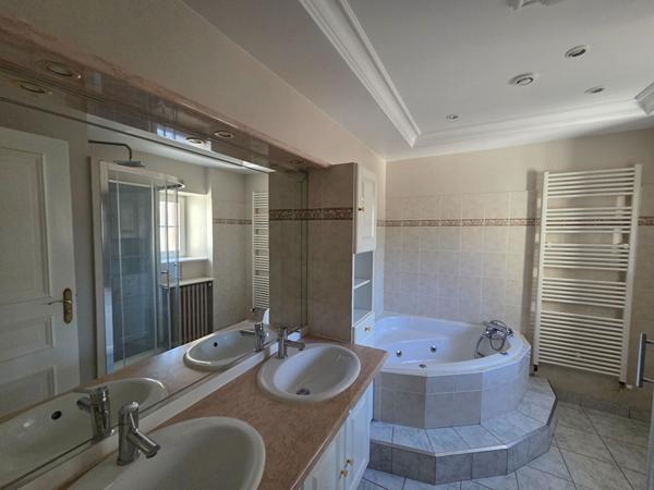 Maison de bourg rénovée avec 4 chambres, garage, jardin à proximité du Mans