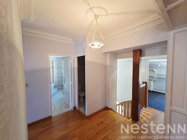 Maison de bourg rénovée avec 4 chambres, garage, jardin à proximité du Mans