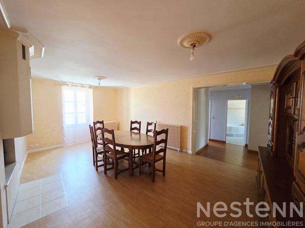 Maison de bourg rénovée avec 4 chambres, garage, jardin à proximité du Mans