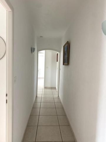 Bien rare sur le secteur, alliant confort, tranquillité et proximité des commodités.