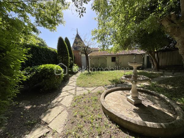 Au cœur de Châlons-en-Champagne, se dévoile un élégant immeuble de caractère offrant 280 m² de surfaces aux volumes généreux et aux prestations architecturales rares.

Cette propriété d’exception se distingue par la qualité de ses éléments d’origine préservés, ses hauteurs sous plafond, ses larges ouvertures, ses espaces de réception et son jardin paysager.

Aujourd’hui organisée en demeure de standing, elle offre de nombreuses possibilités d’aménagement et de valorisation :
	•	Résidence principale ou secondaire de prestige ;
	•	Habitat partagé haut de gamme ou coliving ;
	•	Siège de profession libérale ;
	•	Espace de coworking ou bureaux de représentation ;
	•	Activité d’accueil, maison d’hôtes ou projet mixte habitation/professionnel.

Dès l’entrée, un salon de réception, un salon de musique et une pièce de vie ouverte sur le jardin permettent d’imaginer aussi bien des espaces résidentiels que des bureaux de prestige.

Le premier étage accueille trois grandes pièces pouvant être aménagées en chambres, bureaux ou espaces de consultation, ainsi qu’une salle de bains et un accès à une vaste terrasse.

Le deuxième étage propose deux très grands espaces supplémentaires aux volumes remarquables, accompagnés de leur salle de bains, offrant de multiples possibilités d’organisation.

Le jardin paysager, rare en cœur de ville, constitue un véritable écrin de verdure.

Une propriété rare sur le marché, alliant prestige architectural, emplacement stratégique, flexibilité d’usage et potentiel patrimonial. Une adresse de premier ordre pour un projet résidentiel, professionnel ou mixte au sein d’un environnement recherché.