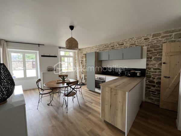 Appartement de type 3, situé au rez-de-chaussée d'une copropriété de charme, au calme, au cœur de Guérande Intramuros,.
Cet appartement de 46,75 m² loi carrez et 48,99 m² au sol, rénové avec goût, comprend :
Entrée sur séjour de 19,10 m² exposé EST avec cuisine ouverte, aménagée et équipée, 2 chambres de 12,30 et 10,35 m², salle d'eau de 5 m²avec WC.
Ce bel appartement peut bien se louer en court séjour, de l'ordre de 12 000 € par an.
BEL INVESTISSEMENT!!!
Taxe Foncière environ 500 €
Chauffage électrique.
Copropriété de 3 lots, en bon état, charges environ 250 € par an.