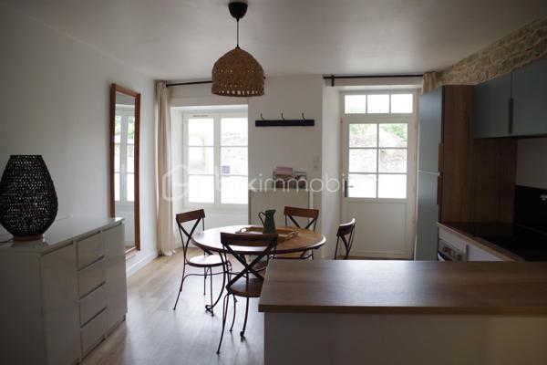 Appartement de type 3, situé au rez-de-chaussée d'une copropriété de charme, au calme, au cœur de Guérande Intramuros,.
Cet appartement de 46,75 m² loi carrez et 48,99 m² au sol, rénové avec goût, comprend :
Entrée sur séjour de 19,10 m² exposé EST avec cuisine ouverte, aménagée et équipée, 2 chambres de 12,30 et 10,35 m², salle d'eau de 5 m²avec WC.
Ce bel appartement peut bien se louer en court séjour, de l'ordre de 12 000 € par an.
BEL INVESTISSEMENT!!!
Taxe Foncière environ 500 €
Chauffage électrique.
Copropriété de 3 lots, en bon état, charges environ 250 € par an.