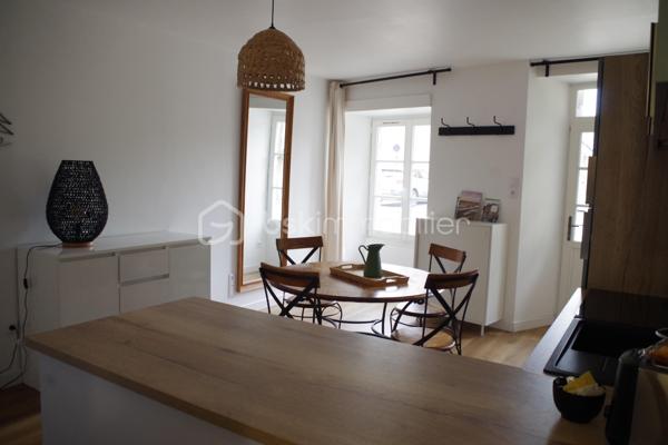 Appartement de type 3, situé au rez-de-chaussée d'une copropriété de charme, au calme, au cœur de Guérande Intramuros,.
Cet appartement de 46,75 m² loi carrez et 48,99 m² au sol, rénové avec goût, comprend :
Entrée sur séjour de 19,10 m² exposé EST avec cuisine ouverte, aménagée et équipée, 2 chambres de 12,30 et 10,35 m², salle d'eau de 5 m²avec WC.
Ce bel appartement peut bien se louer en court séjour, de l'ordre de 12 000 € par an.
BEL INVESTISSEMENT!!!
Taxe Foncière environ 500 €
Chauffage électrique.
Copropriété de 3 lots, en bon état, charges environ 250 € par an.