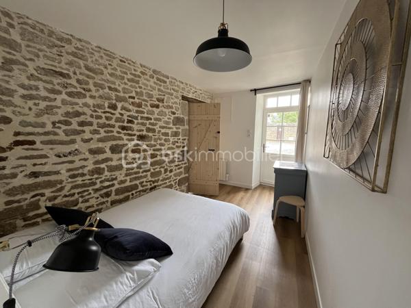 Appartement de type 3, situé au rez-de-chaussée d'une copropriété de charme, au calme, au cœur de Guérande Intramuros,.
Cet appartement de 46,75 m² loi carrez et 48,99 m² au sol, rénové avec goût, comprend :
Entrée sur séjour de 19,10 m² exposé EST avec cuisine ouverte, aménagée et équipée, 2 chambres de 12,30 et 10,35 m², salle d'eau de 5 m²avec WC.
Ce bel appartement peut bien se louer en court séjour, de l'ordre de 12 000 € par an.
BEL INVESTISSEMENT!!!
Taxe Foncière environ 500 €
Chauffage électrique.
Copropriété de 3 lots, en bon état, charges environ 250 € par an.