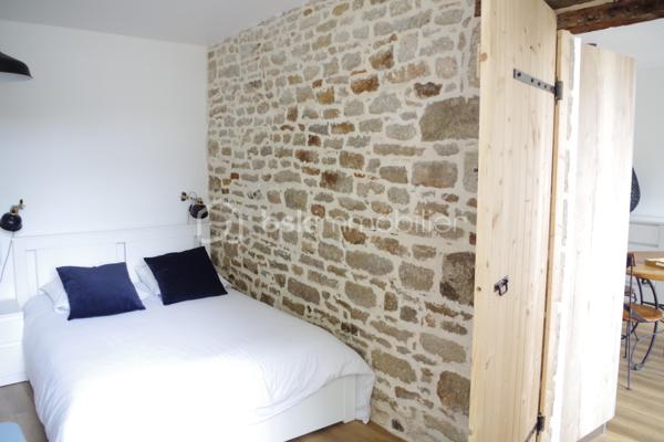 Appartement de type 3, situé au rez-de-chaussée d'une copropriété de charme, au calme, au cœur de Guérande Intramuros,.
Cet appartement de 46,75 m² loi carrez et 48,99 m² au sol, rénové avec goût, comprend :
Entrée sur séjour de 19,10 m² exposé EST avec cuisine ouverte, aménagée et équipée, 2 chambres de 12,30 et 10,35 m², salle d'eau de 5 m²avec WC.
Ce bel appartement peut bien se louer en court séjour, de l'ordre de 12 000 € par an.
BEL INVESTISSEMENT!!!
Taxe Foncière environ 500 €
Chauffage électrique.
Copropriété de 3 lots, en bon état, charges environ 250 € par an.