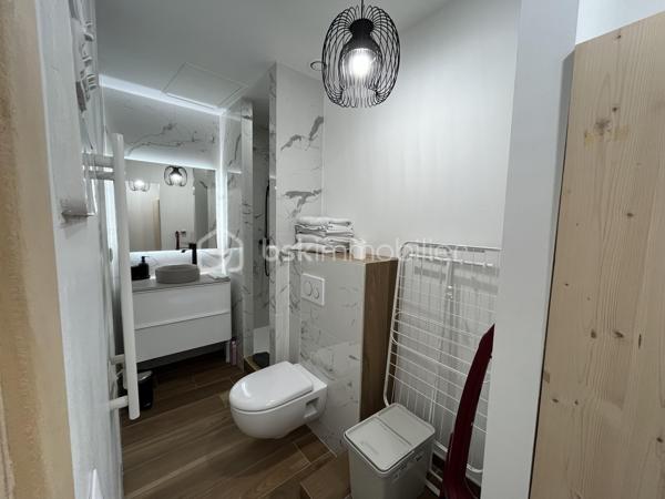 Appartement de type 3, situé au rez-de-chaussée d'une copropriété de charme, au calme, au cœur de Guérande Intramuros,.
Cet appartement de 46,75 m² loi carrez et 48,99 m² au sol, rénové avec goût, comprend :
Entrée sur séjour de 19,10 m² exposé EST avec cuisine ouverte, aménagée et équipée, 2 chambres de 12,30 et 10,35 m², salle d'eau de 5 m²avec WC.
Ce bel appartement peut bien se louer en court séjour, de l'ordre de 12 000 € par an.
BEL INVESTISSEMENT!!!
Taxe Foncière environ 500 €
Chauffage électrique.
Copropriété de 3 lots, en bon état, charges environ 250 € par an.