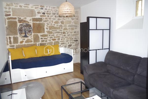Appartement de type 3, situé au rez-de-chaussée d'une copropriété de charme, au calme, au cœur de Guérande Intramuros,.
Cet appartement de 46,75 m² loi carrez et 48,99 m² au sol, rénové avec goût, comprend :
Entrée sur séjour de 19,10 m² exposé EST avec cuisine ouverte, aménagée et équipée, 2 chambres de 12,30 et 10,35 m², salle d'eau de 5 m²avec WC.
Ce bel appartement peut bien se louer en court séjour, de l'ordre de 12 000 € par an.
BEL INVESTISSEMENT!!!
Taxe Foncière environ 500 €
Chauffage électrique.
Copropriété de 3 lots, en bon état, charges environ 250 € par an.