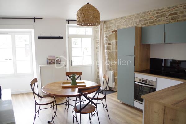 Appartement de type 3, situé au rez-de-chaussée d'une copropriété de charme, au calme, au cœur de Guérande Intramuros,.
Cet appartement de 46,75 m² loi carrez et 48,99 m² au sol, rénové avec goût, comprend :
Entrée sur séjour de 19,10 m² exposé EST avec cuisine ouverte, aménagée et équipée, 2 chambres de 12,30 et 10,35 m², salle d'eau de 5 m²avec WC.
Ce bel appartement peut bien se louer en court séjour, de l'ordre de 12 000 € par an.
BEL INVESTISSEMENT!!!
Taxe Foncière environ 500 €
Chauffage électrique.
Copropriété de 3 lots, en bon état, charges environ 250 € par an.